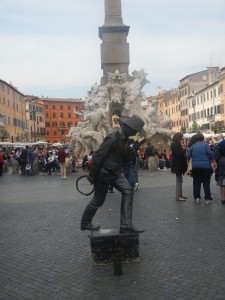 A person looking like a statue in Piazza Navona